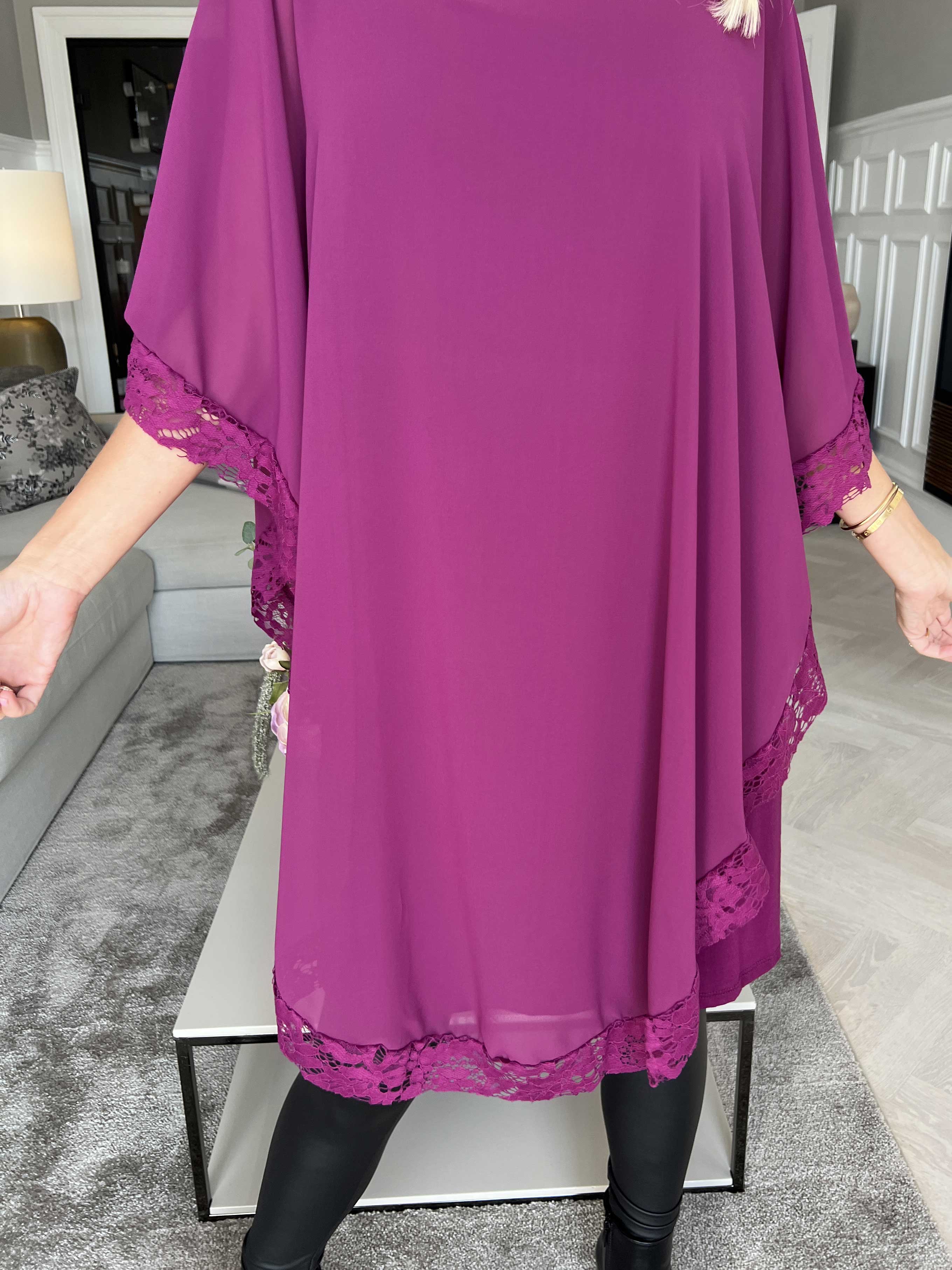 Kenya Edge - Tunikaklänning med chiffonglager och spetskant